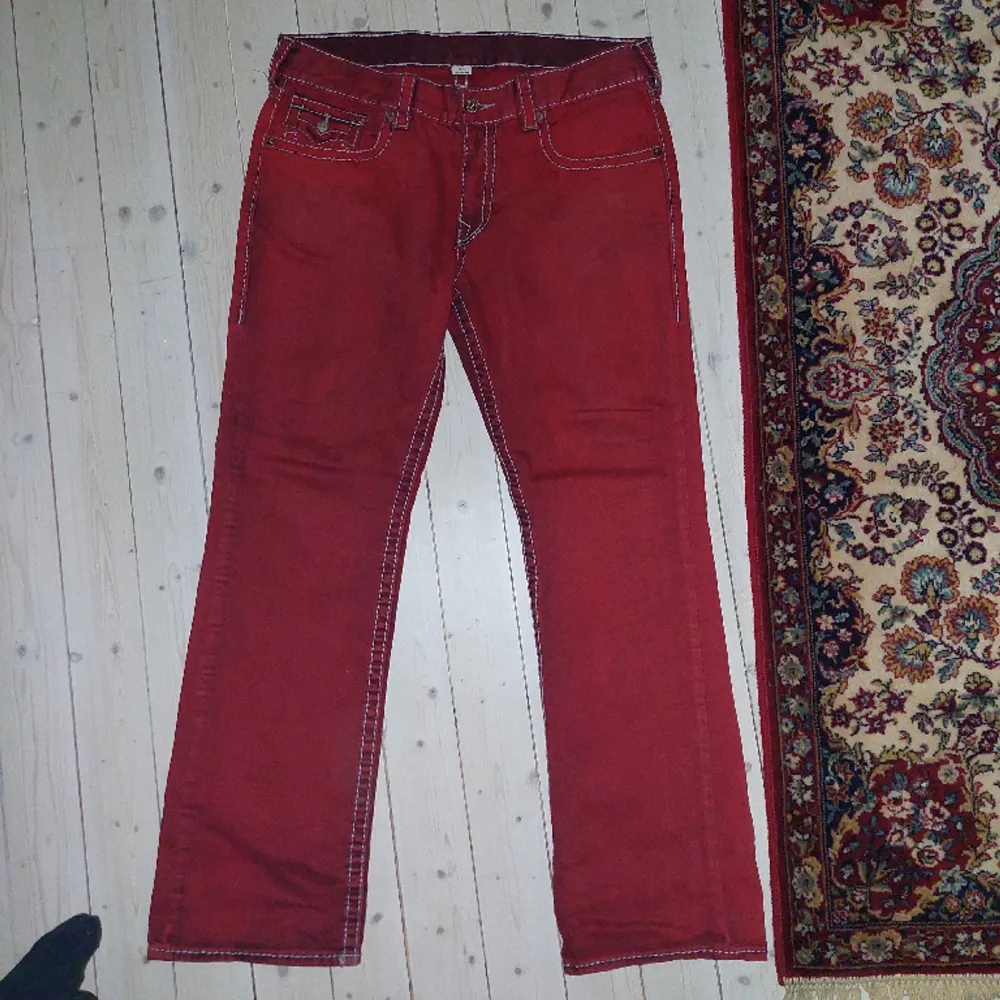 !!intresskoll!! Tvär feta rust red true religion bootcut jeans size 36, nästan helt oanvända och tag finns.. Jeans & Byxor.