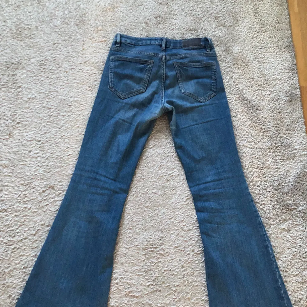 Low Rise, Blåa bootcut jeans från Lindex. De är lite för korta för mig som är 168 cm, men i väldigt god skick. . Jeans & Byxor.