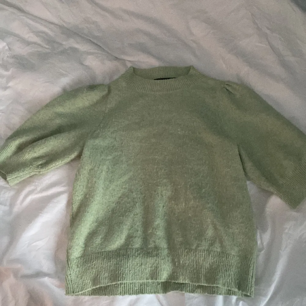 Mintgröna stickad t-shirt med puffärmar från Vero Moda i strl xs. Säljs då den inte kommer till användning längre💙 den har blivit lite nopprig som de flesta av dessa tröjor blir (därmed priset) men fortf användbar💙. Neuletakit & Villapaidat.
