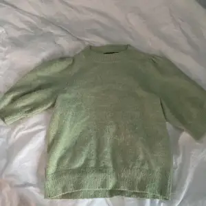 Mintgröna stickad t-shirt med puffärmar från Vero Moda i strl xs. Säljs då den inte kommer till användning längre💙 den har blivit lite nopprig som de flesta av dessa tröjor blir (därmed priset) men fortf användbar💙