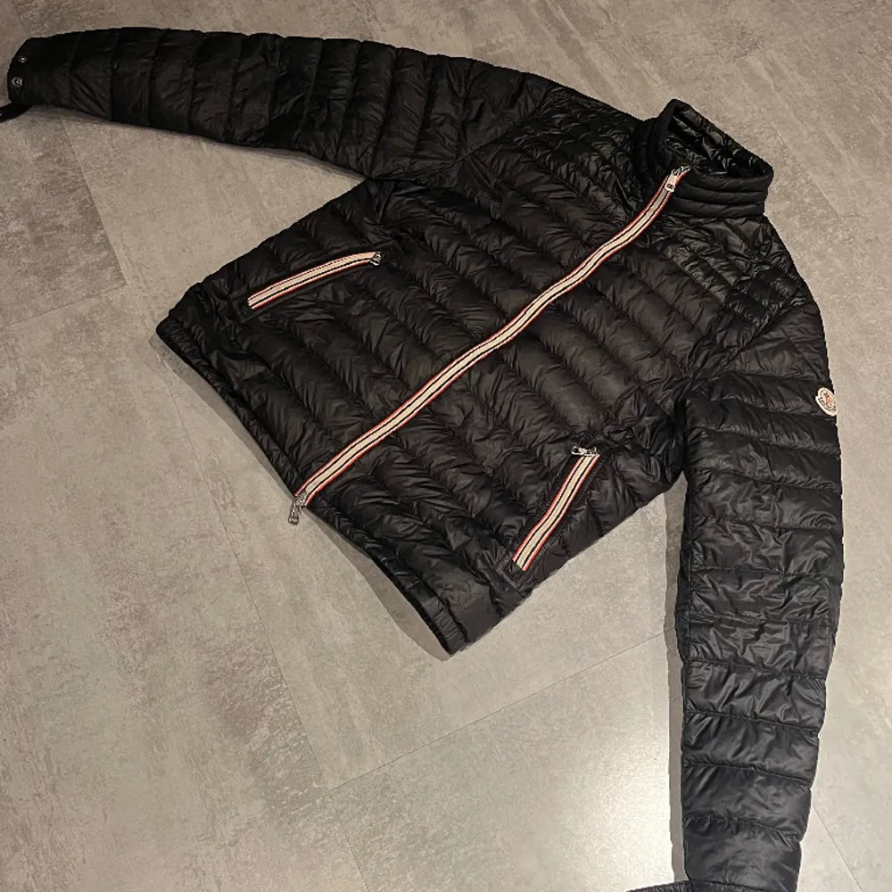 Säljer min moncler jacka  Modell: DANIEL GIUBBOTTO DANIEL.  Storlek 3: M Toppen skick säljer pga att jag bytat stil Nypris: 12 690kr. Jackor.