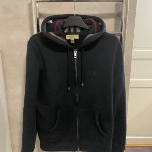 Burberry Zip Tröja - Säljer denna unika burberry tröja i storlek S, den är Navy och den är i riktigt bra skick! 