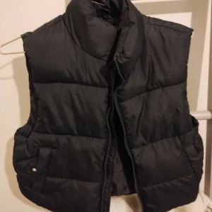 Väst - Svart väst från 157. Köpt för 300kr och säljer för 100kr. Hör av dig vid frågor:)