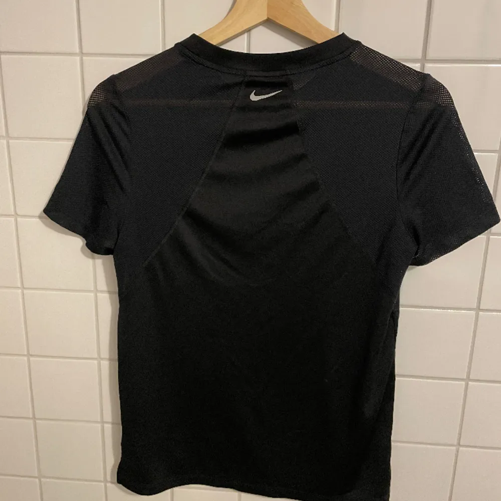 Nike träningströja i storlek S. T-shirts.