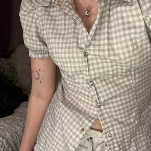 Skjorta med korta ärmar - En söt liten rutig skjorta med korta armar! Lite Rory Gilmore/ Elena Gilbert vibe, superfin men tyvärr för liten för mig!!