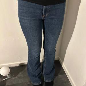 Säljer dessa mörkblåa lågmidjade bootcut jeans, dom är sällan använda💕