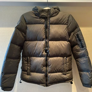 Swedish Design-jacka - Grön/brun fin vinterjacka från Swedish Design since 2006! I nyskick, nypris 1999:-. Både fickor med blixtlås utvändigt och invändigt. Väldigt varm och skön :) Säljes endast för att den har blivit för liten 💚