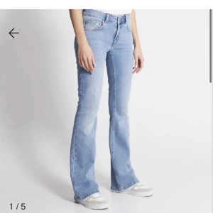 Low boot jeans - Low boot jeans från lager 157 i modellen short och storlek M. Använda endast 1 gång. Nypris 400kr. 