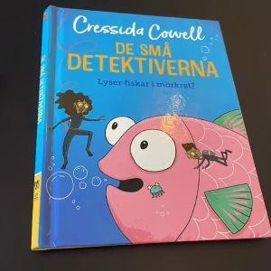 De små detektiverna - En bok: de små detektiverna, lyser fiskar i mörkret? Kostar 15kr och passar barn i 2-5 års åldern. Ha en bra dag, hejdå👋🏻🍓🌺💕