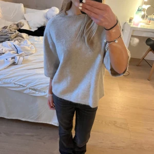 Stickad tröja  - Säljer nu denna tröja för den inte kommer till användning av mig, endast använd fåtal gånger så skulle säga att den är så gott som ny!💘 (du står för frakten)