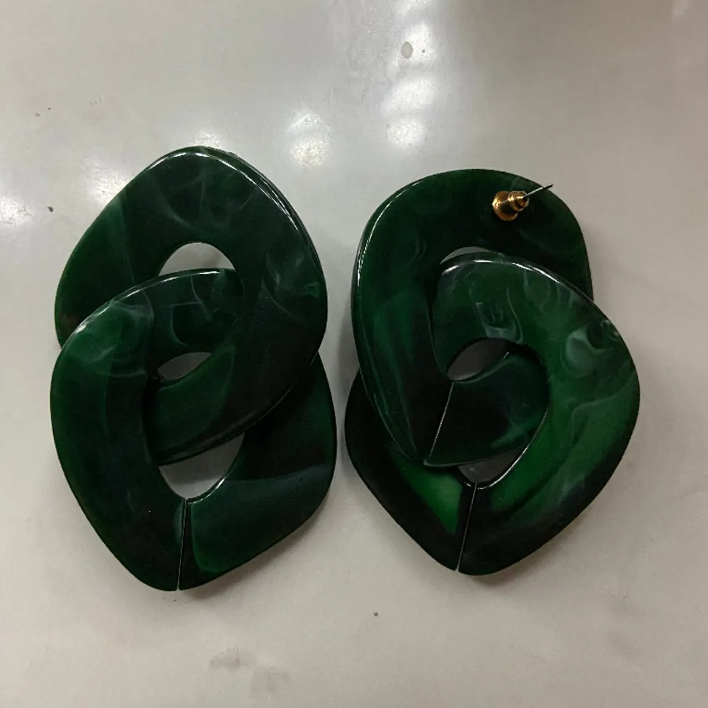 Gröna örhängen från Ur & Penn. Endast testade. . Accessoarer.