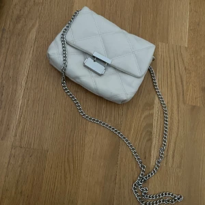 Väska  - Helt ok skick ficka inuti 