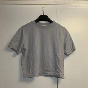 Blå t-shirt  - Blå t-shirt från Gina tricot i superskönt material🫶🏻 OBS mer blå i verkligheten