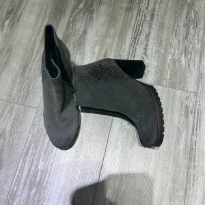 Stövlar - Stövlar från Marco Tozzi aldrig använd. Normala i storlek och Klackan är 8 cm. 