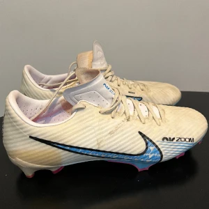 Nike fotbollsskor  - Säljer mina Nike fotbollsskor i storlek 40 eftersom dom har blivit för små på mig, dom har använts i cirka en månad men är fortfarande i bra skick. Ordinarie pris 950kr men säljer för 500kr + frakt men pris kan diskuteras 