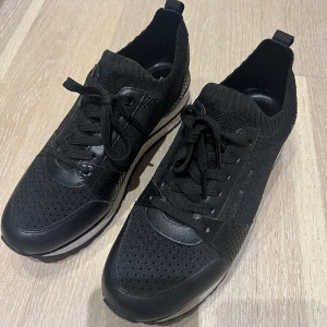 Michael kors sneakers - Storlek 38,5. I fint använt skick. Använd under en sommar. 