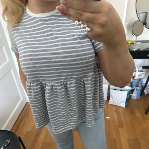 Randig t-shirt - Såå söt randig t-shirt som är blusliknande, köpt för något år sedan och kommer inte till användning, minns ej märke. 