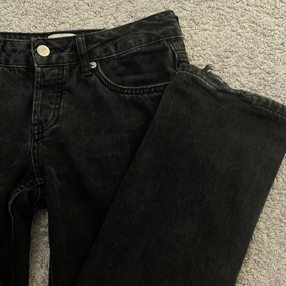 Superfina lågmidjade jeans från lager 157! Några defekter, men int så synliga. Pris är diskuterbart💕(Ny pris 400). Jeans & Byxor.