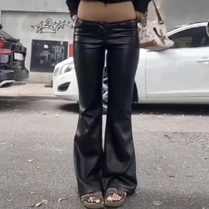 Lågmidjade läder byxor  - Lågmidjade läderbyxor som är bootcut från Urban outfiters i nyskick säljer pga de är för stora jag är 174cm som referens de passar bra på mig tror de passar bättre på någon som är lite kortare💕 och innerbenslängd är 79❤️