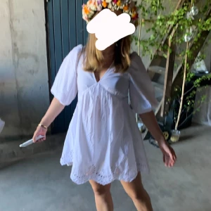 klänning - Superfin klänning från h&m, använd ett fåtal gånger och har inga defekter! Superfin till tex midsommar, student osv 🌸storlek xs men passar mig som oftast har s/m 