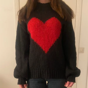 Svart tjocktröja - Svart tjocktröja med ett hjärta på från Kappahl. Har inte kommit till användning så säljer nu! Bra skick och inga defekter.