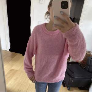  säljer den här rosa tröjan från CW🩷 köpt på NK i stan har klippt bort lappen där storleken står men är typ 100% på att den är i storlek xs🩷