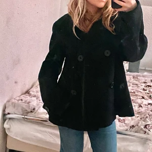 Svart kappa/jacka - Snygg svart kappa/jacka ifrån H&Mi fint skick som används ett fåtal gånger. Säljer då den tyvärr inte kommer till användning längre. Det står ingen storlek men skulle gissa på en M. Fråga kring funderingar eller om fler bilder💕
