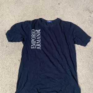 Armani T-Shirt - Säljer denna Armani T-shirt i stl Xl. Den är liten så passar mer stl M/L. Inga hål eller skador.  Fraktas inom 48h📦📩 Kolla gärna in våra andra annonser med 🤗