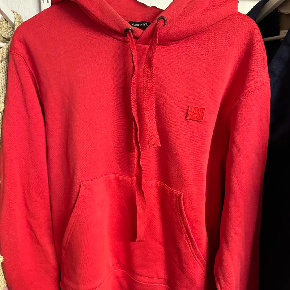 Mina fina röda Acen Studios hoodie behöver en ny ägare! Som ny, köpt på MyTheresa! Över 3000kr i nypris. Hoodies.