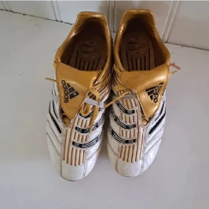 Gamla adidas fotbollsskor  - Ett par fotbollsskor skor i ett väldigt bra skick.