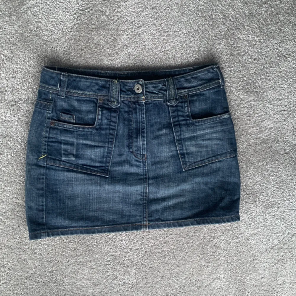 Jätte snygg jeans kjol Perfekt till sommaren! Bra skick, säljer för den tyvärr inte passar mig. 💕. Kjolar.