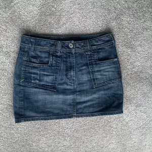Jätte snygg jeans kjol Perfekt till sommaren! Bra skick, säljer för den tyvärr inte passar mig. 💕