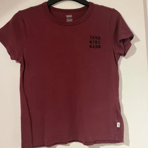 Vans tröja - Väns tröja vinröd. Kan mötas upp