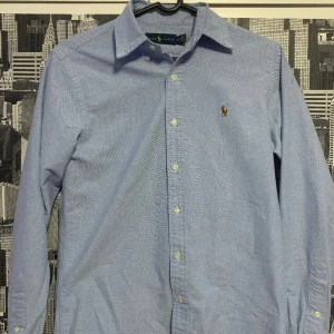 POLO RALPH LAUREN SKJORTA - En fin skjorta som är knappts använd, Den är i S och extra knappar följer med!