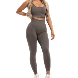 Seamless set - AWYROW  - Träningskläder från AWYROW. Seamless tights och tillhörande träningstopp i färgen Ash Brown 🤎 Helt nya i påsen de kom i. Säljer för 400 kr Toppen är i strl M, tightsen i strl XS