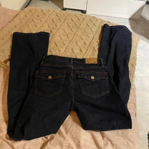 Lågmidjade jeans - Säljer mina nästan oanvända lågmidjade jeans med snygga fickor. Endast tvättade en gång! Nypris 400kr, säljer dom för 250kr. Kom provat för fler bilder. 