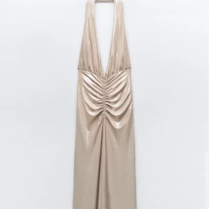 Metallic klänning  - supersnygg metallic klänning från zara använd en gång🤍 stretchigt material så passar alla från S-L (den är M men lite för stor för mig så passar absolut en S) hel lång!!