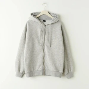 Oversized zip hoodie från Gina tricot - Så mysig hoodie från Gina tricot med mjuk insida. Utan fickor. Använd fåtal gånger. Skriv för fler bilder 😊