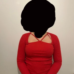 Tröja - Röd tröja i storlek S är öppen där uppe ganska gullig