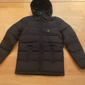 Lyle&scott svart jacka som är unisex - Den är i jättebra skick 