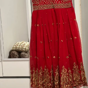 Festklänning  - Två festklänning storlek 40 nyskick använt en gång bara  Gula klänningen storlek 36-38 nyskick 