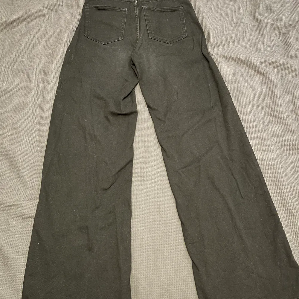 Ett par svarta jeans från hm i storlek 38. Helt ok skick. . Jeans & Byxor.