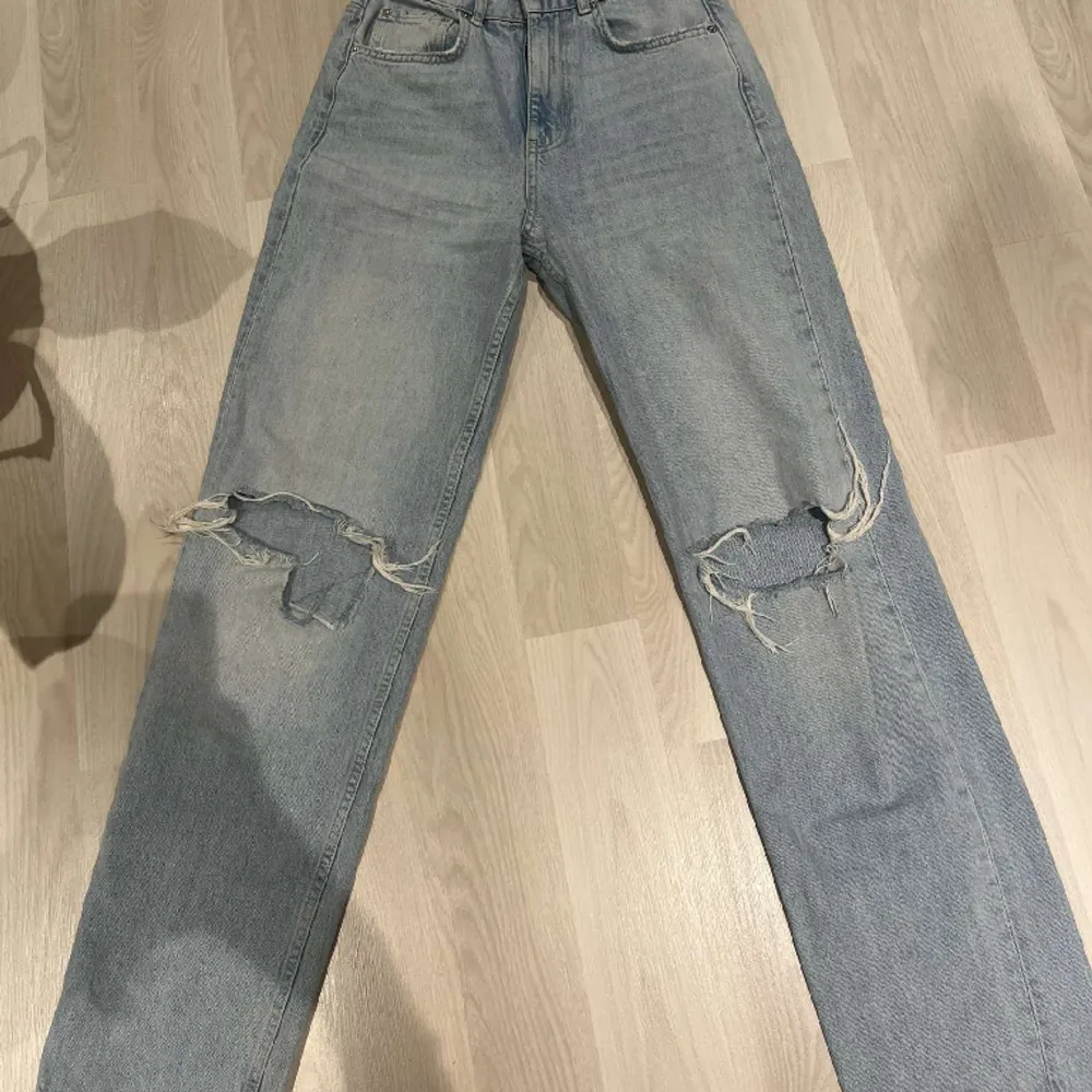 Blå jeans från GinaTricot i storlek 34! Supercoola hål och straight fit! Skriv för frågor!. Jeans & Byxor.