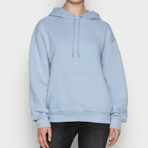 Ljusblå och mörkblå hoodie från monki - 2 stycken hoodies, Ljusblå och mörkblå hoodie från monki storlek M. Helt nyckick! Aldrig kommit till användning. 