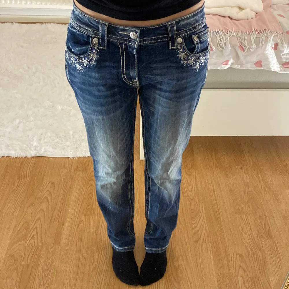 As coola och snygga Miss Me jeans med snöflingor på fram och bakfickorna. . Jeans & Byxor.