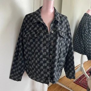 Jacka - Jacka med mönster och detaljer🖤 