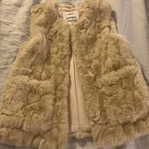 Säljer fin väst - Säljer denna väst pga att den är för liten. Den är storlek 120.