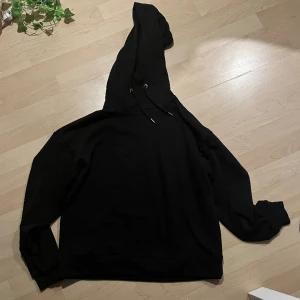 Svart tränings hoodie - Oanvänd och är i nytt skick💕 perfekt att slänga på efter gymmet 
