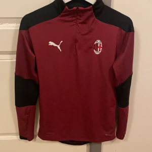 AC Milan halfzip - Puma - Äkta AC Milan halfzip, köpt på unisport Fint skick och knappt använd  Storlek: XS