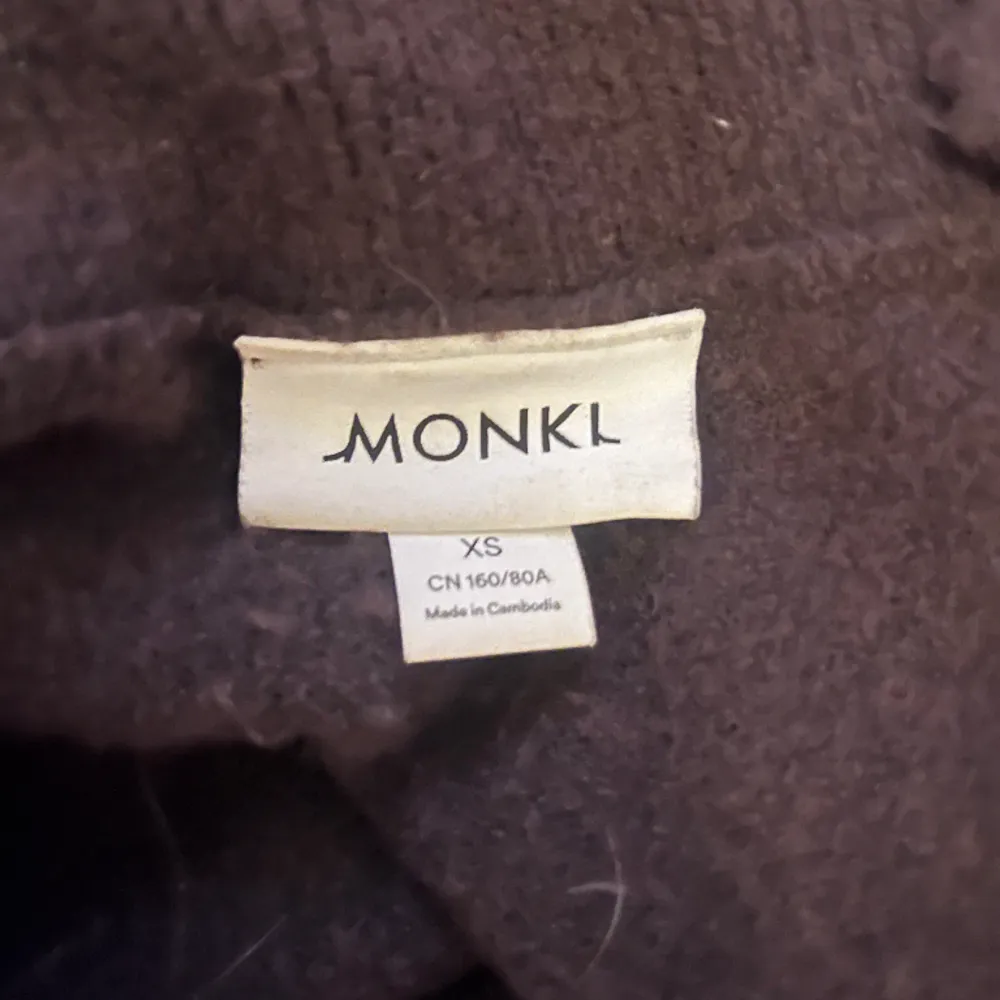 Säljer en brun stickad tröja från monki som tyvärr inte kommer till användning. Väldigt skön i materialet. 🤎. Tröjor & Koftor.